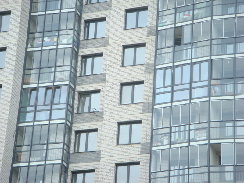 Остекление многоквартирного дома. Стеклянные балконы в многоэтажных. Остекленные балконы в многоэтажных домах. Остекленные фасады многоэтажных домов. Стеклянные балконы в многоэтажных домах.